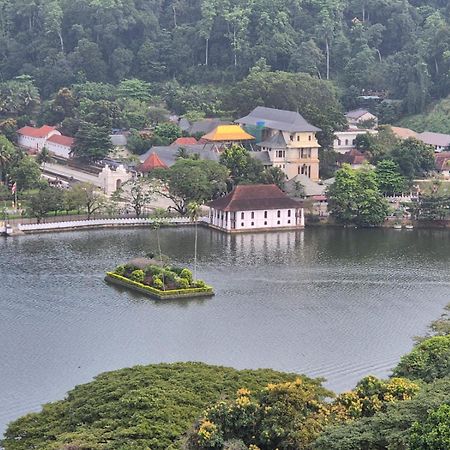 Lazy Bear Best Hostel In Kandy Luaran gambar