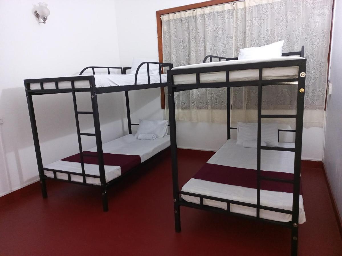 Lazy Bear Best Hostel In Kandy Luaran gambar