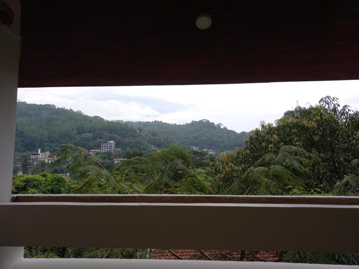 Lazy Bear Best Hostel In Kandy Luaran gambar