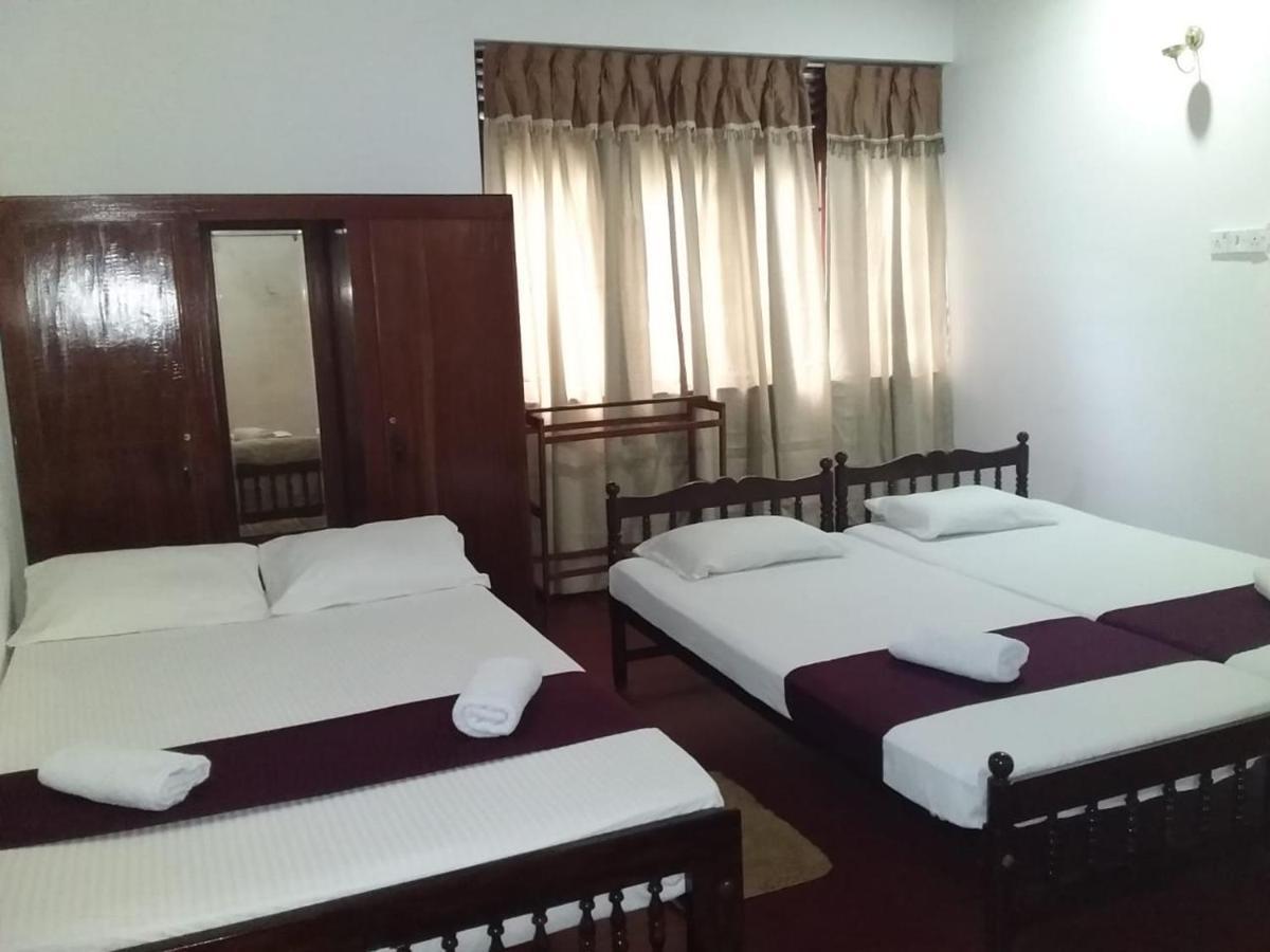 Lazy Bear Best Hostel In Kandy Luaran gambar