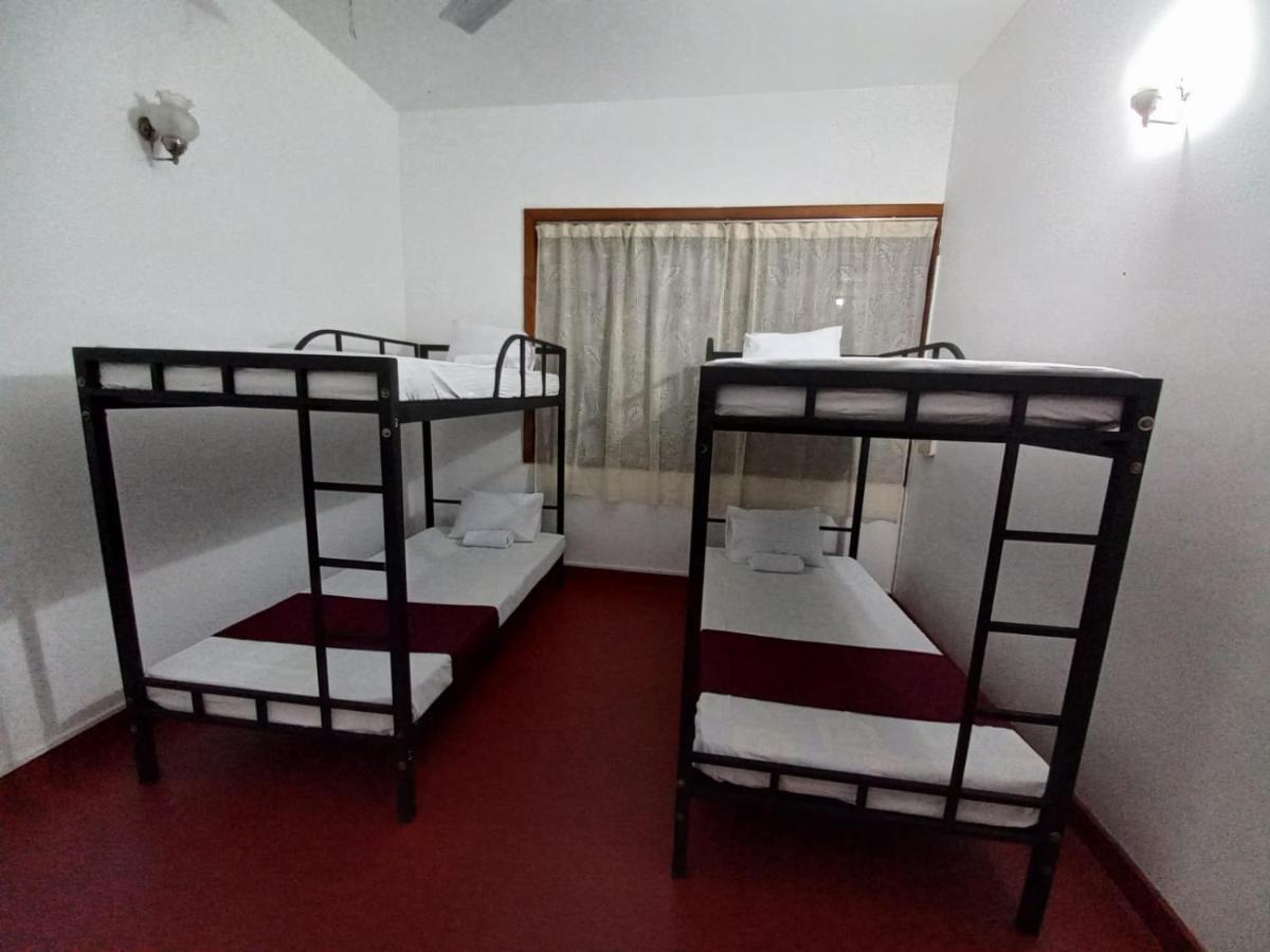 Lazy Bear Best Hostel In Kandy Luaran gambar