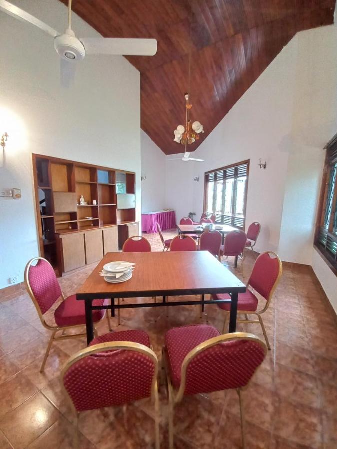 Lazy Bear Best Hostel In Kandy Luaran gambar