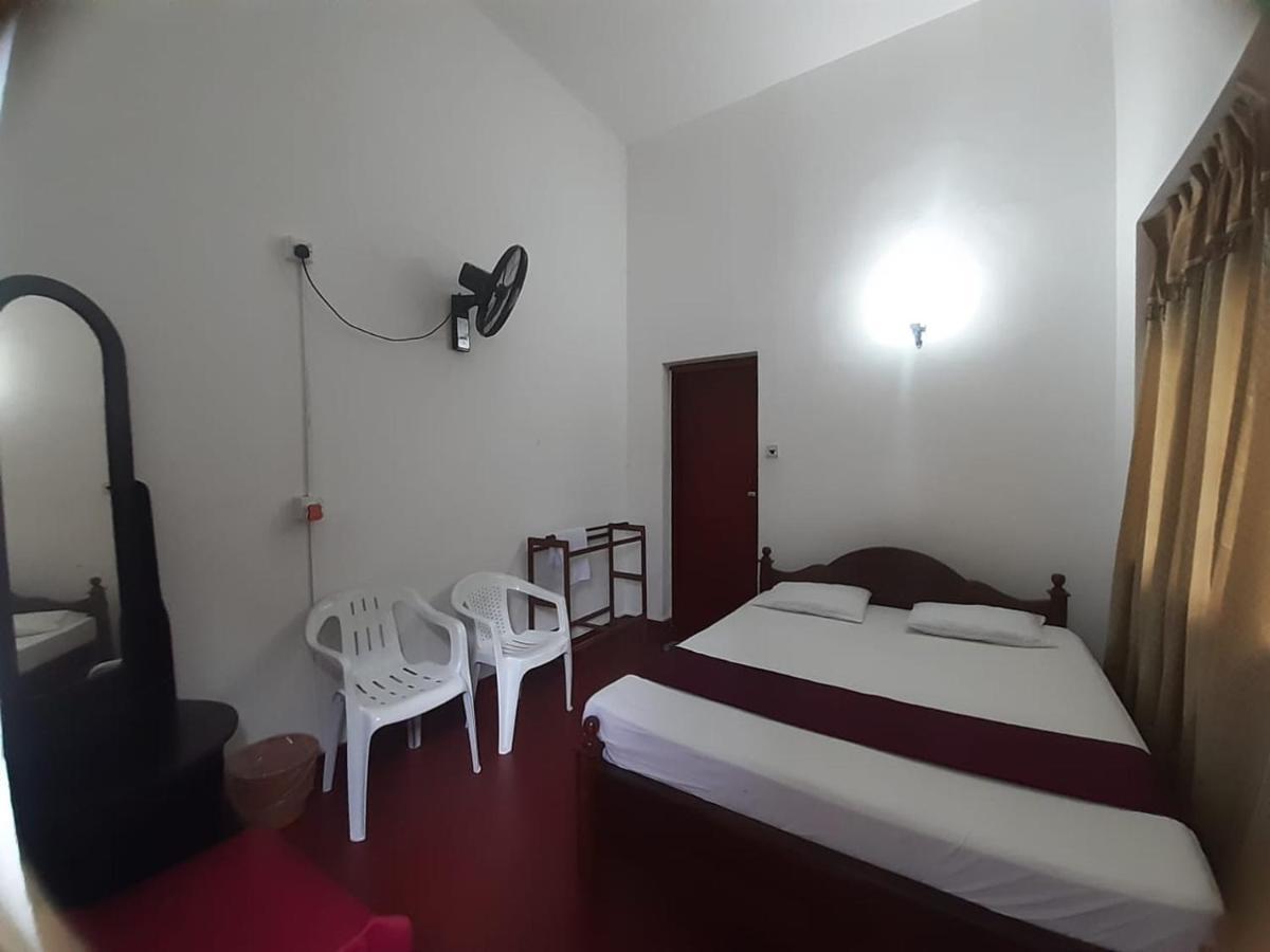 Lazy Bear Best Hostel In Kandy Luaran gambar