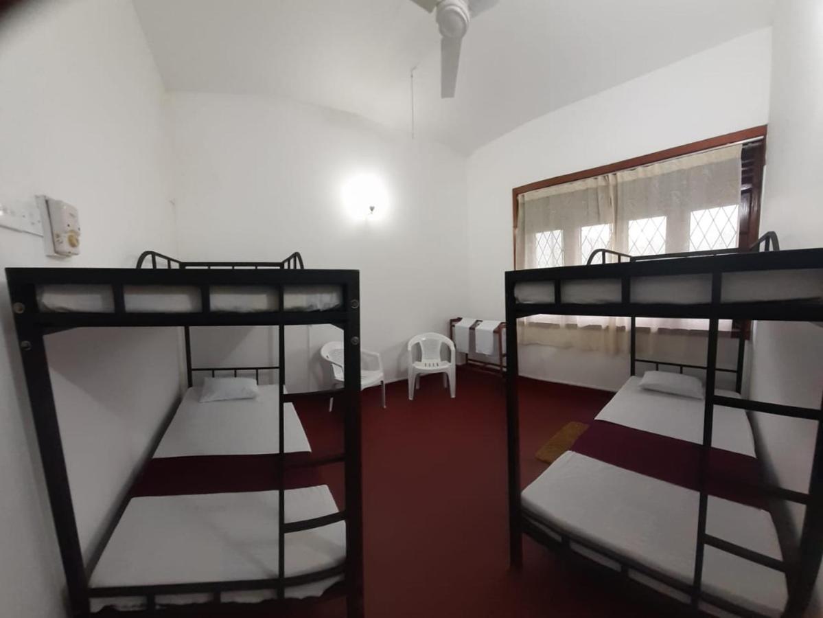 Lazy Bear Best Hostel In Kandy Luaran gambar