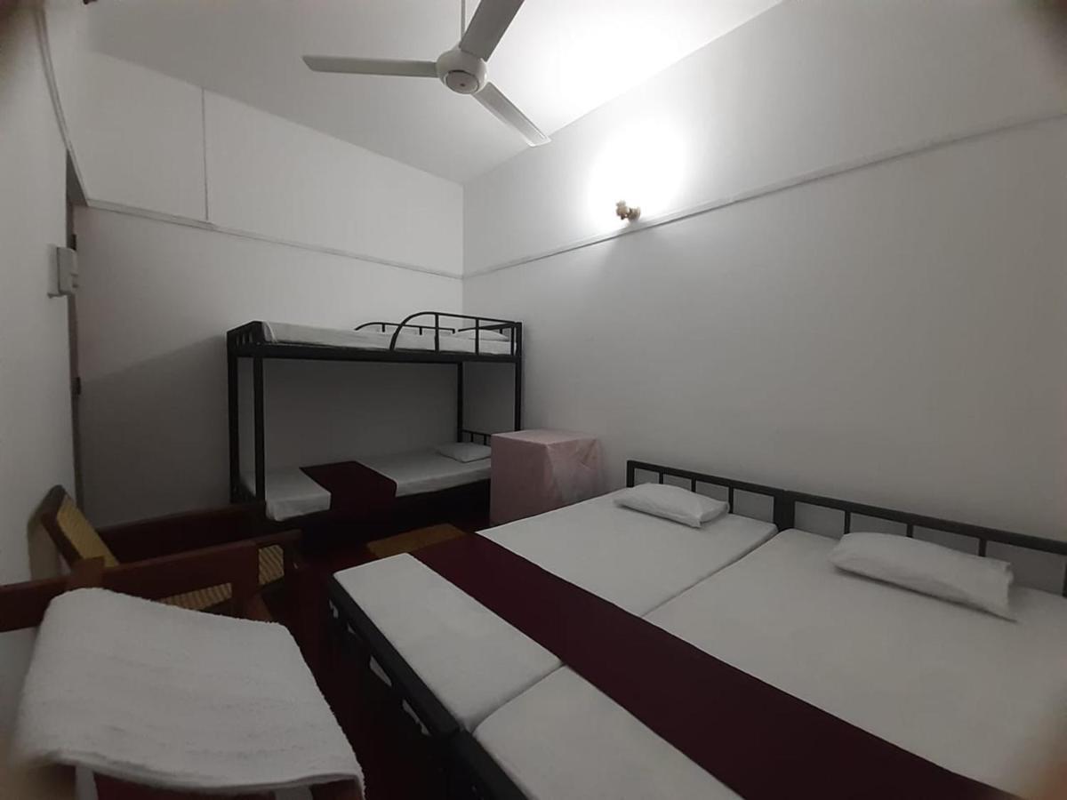 Lazy Bear Best Hostel In Kandy Luaran gambar