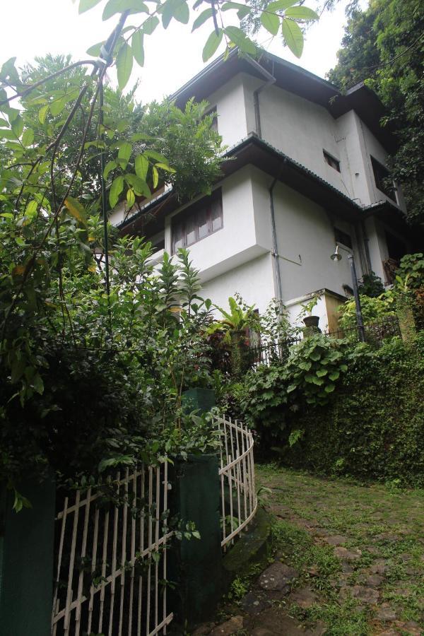 Lazy Bear Best Hostel In Kandy Luaran gambar