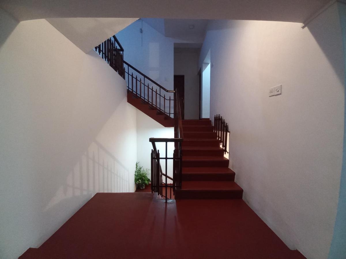 Lazy Bear Best Hostel In Kandy Luaran gambar