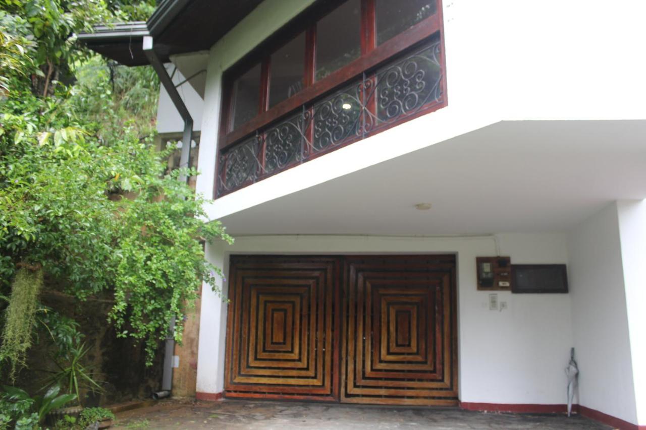 Lazy Bear Best Hostel In Kandy Luaran gambar