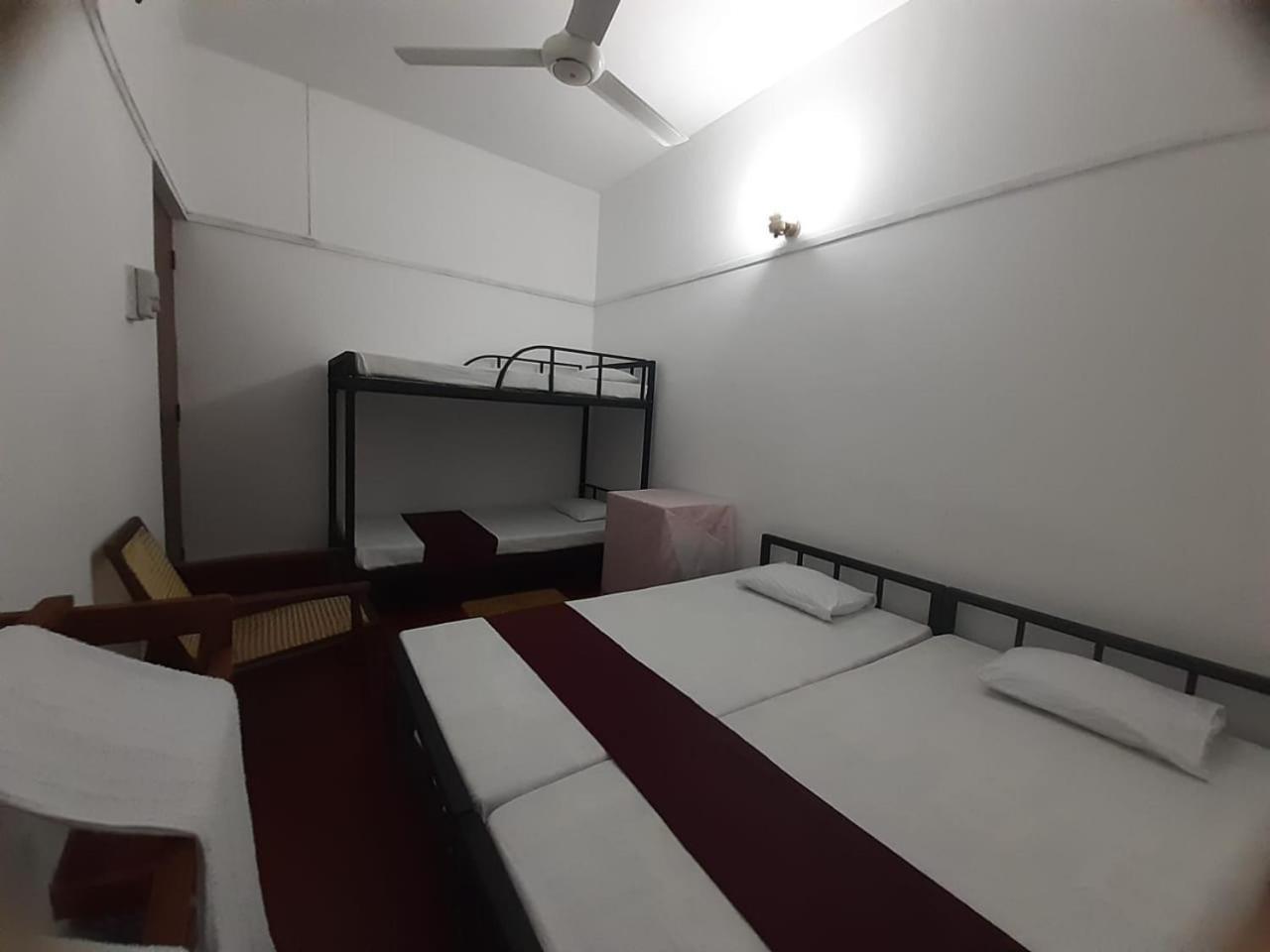 Lazy Bear Best Hostel In Kandy Luaran gambar