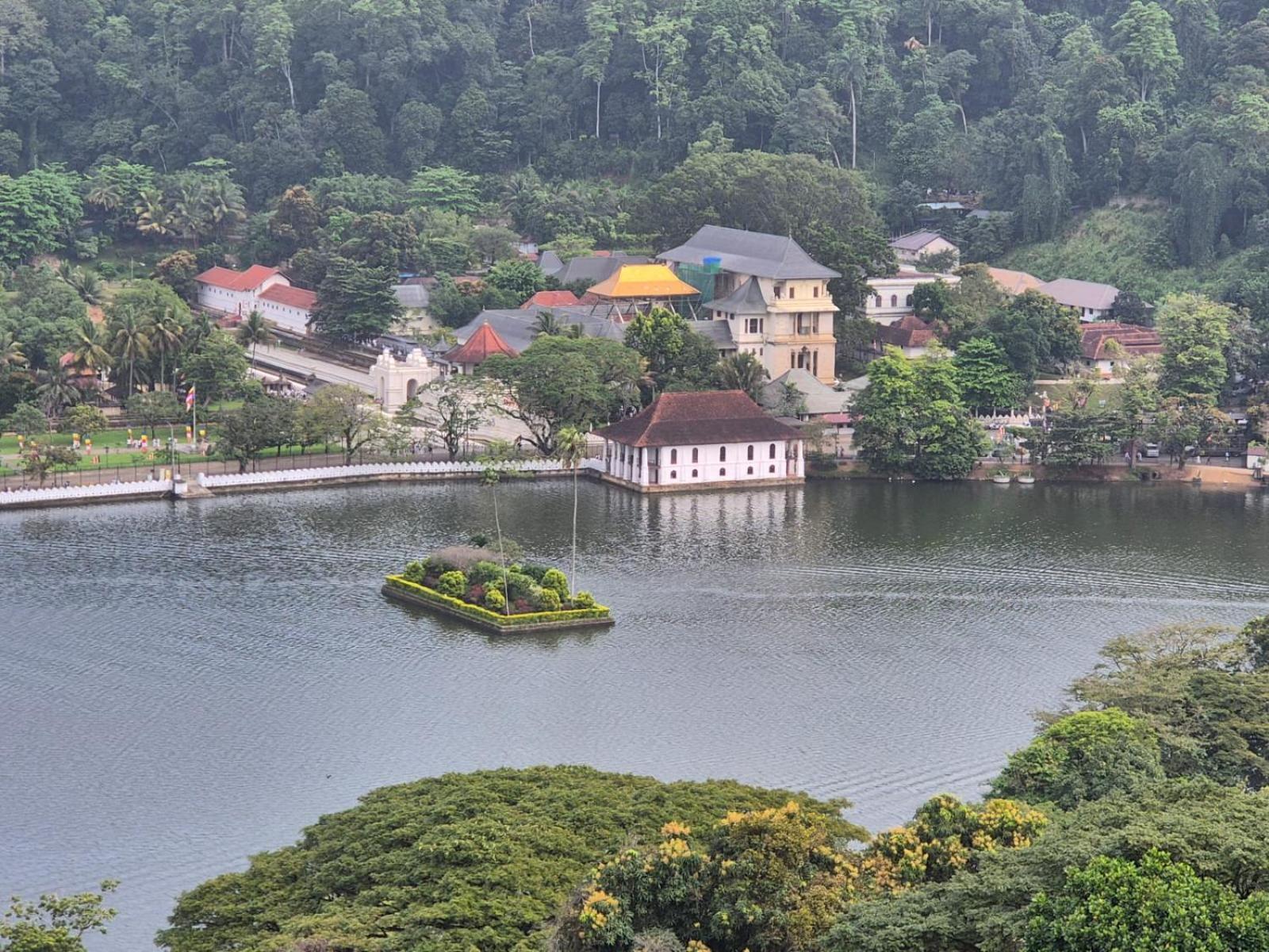 Lazy Bear Best Hostel In Kandy Luaran gambar