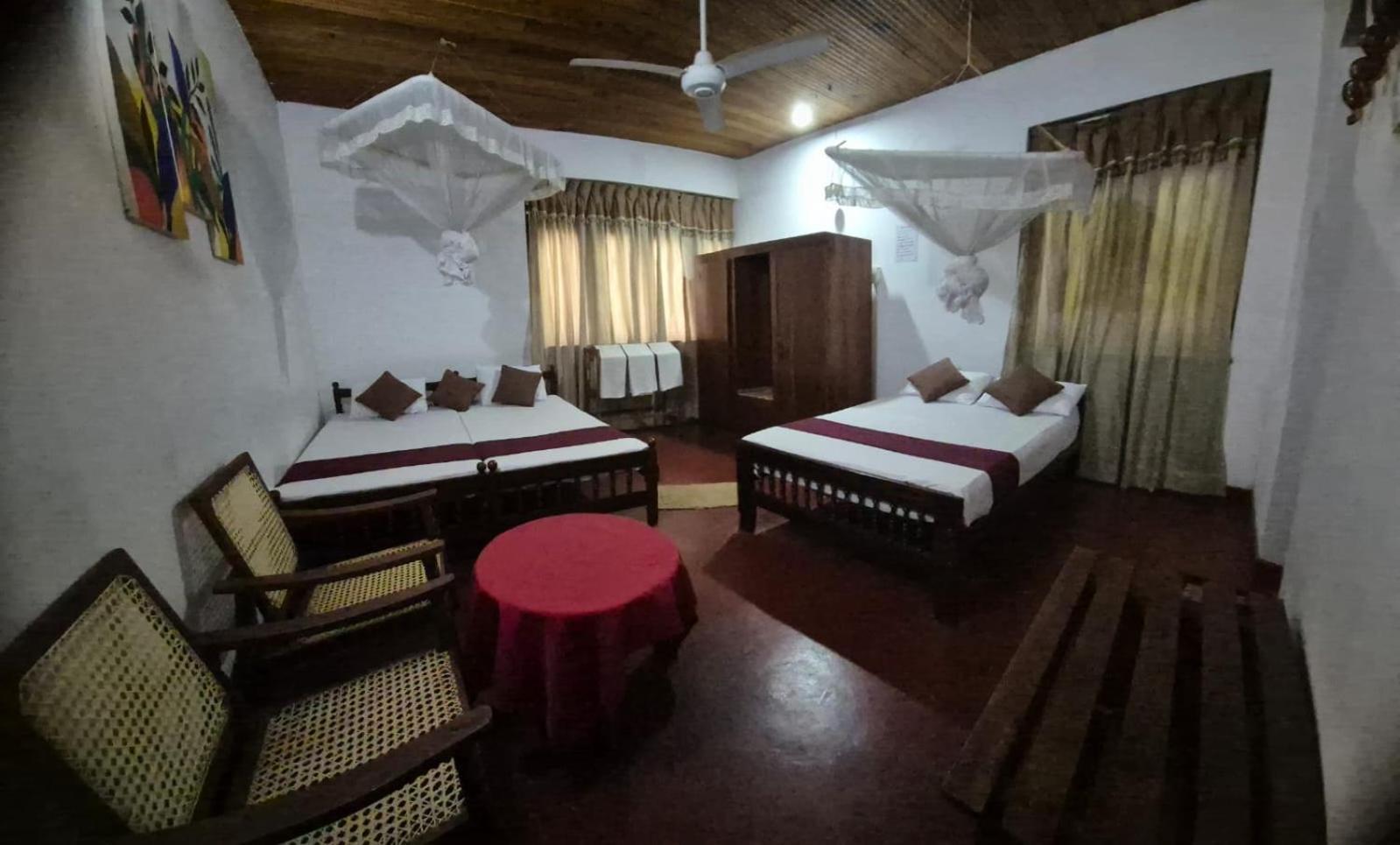 Lazy Bear Best Hostel In Kandy Luaran gambar